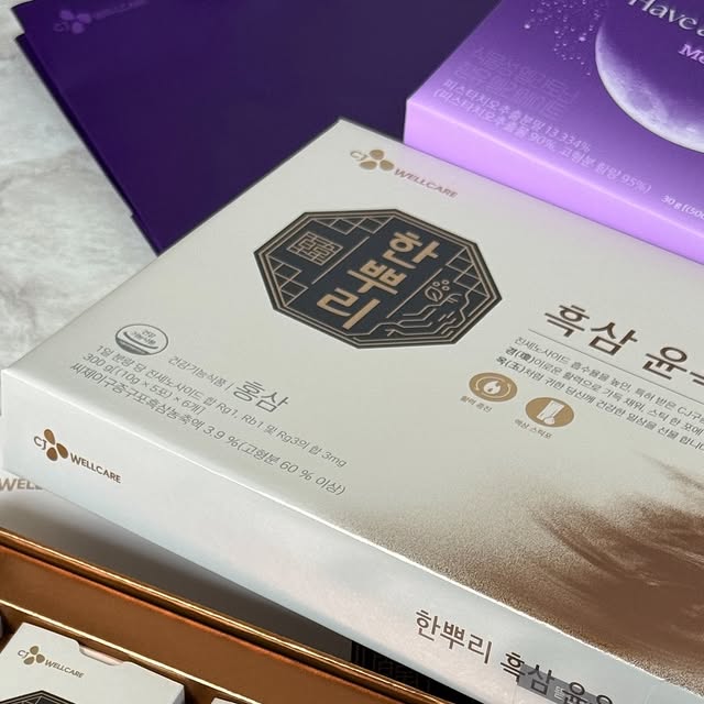 윤져니 on Instagram: "#협찬 ✨선물 좀 해본 언니들이 추천하는 센스있는 선물✨ 찾고 계신가요? 요즘 간절기라 부모님이나 가족분들께 기력과 활력을 챙겨드리고 싶은 마음이 커지더라구요. 🍂 자주 피곤해지고 면역력이 떨어지기 쉬운 계절이라, 기력이 약하신 어르신들께는 특히 건강 관리가 중요한 시기죠.

저는 이번에 CJ 한뿌리 흑삼 윤옥고 스틱을 만나봤는데, 와… 한 포만으로도 깊고 진한 흑삼의 풍미가 느껴져요. 😋 100% 국내산 수삼을 9번 찌고 9번 말린 특허받은 흑삼농축액으로 진세노사이드 흡수율을 높였다고 하니, 전통과 건강을 동시에 담은 느낌이에요. 게다가 숙지황, 백봉령, 사양벌꿀 등 국내산 전통 원료까지 배합되어 있어 선물용으로도 고급스럽고 센스있어요. 🎁💛 가방이나 주머니에 쏙 들어가는 스틱형이라 언제 어디서나 간편하게 챙길 수 있는 점도 마음에 들었어요.

또한 멜라메이트 정제까지 함께라면, 하루의 피곤을 마무리하고 편안한 밤을 준비할 수 있어요. 🌙 식물성 멜라토닌 2mg으로 안심하고 시작할 수 있고, 피스타치오에서 추출한 1% 멜라토닌으로 특별하게 구성되어 있어요. 하루 한 정씩 간편하게 챙길 수 있어 루틴 만들기도 좋더라구요.

이번 명절에는 선물 좀 해본 언니들이 추천하는 센스있는 선물로 흑삼 윤옥고 스틱 & 멜라메이트 세트를 부모님께 드리면 딱 좋을 것 같아요. ❤️ 전통과 현대 건강 트렌드를 담아 연령대 상관없이 만족할 만한 조합이라, 믿고 선물할 수 있는 아이템입니다.

#경옥고효능 #경옥고스틱 #윤옥고 #윤옥고스틱 #명절선물 #명절선물세트 #부모님선물 #추석선물세트 #식물성멜라토닌 #멜라메이트 #센스있는선물 #프리미엄건강식"