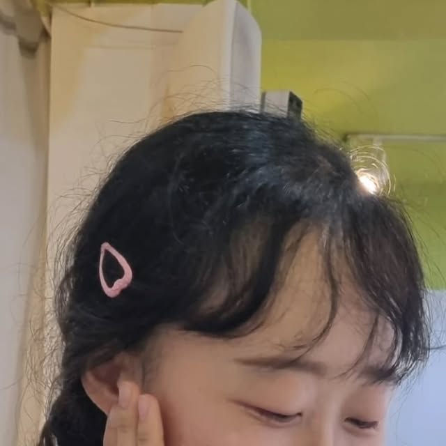 🌸✨반짝반짝🌸✨ on Instagram: "#광고 @2an_official

💫8월 올영픽 추천템💫👍
투에이엔 러브버블 컬렉션 💗💝💞

지금 바로 올리브영에서 만나요 💗 ˖࣪｡･:*:･ﾟ★,｡･:*:･ﾟ☆ 

ㅡㅡㅡㅡㅡㅡㅡㅡㅡㅡㅡㅡㅡㅡ

올리브영 추천템으로 유명한 부드러운 발림성이 특징인 투에이엔 제품들을 사용해봤어요ᰔᩚ

✔️가장 맘에 들었던 제품은 #듀얼라이너 ! 
발림성은 물론 좋고, 워터프루프 기능이 있어 땀이나 물에 쉽게 지워지지않아요! 한 쪽으로 음영을, 반대쪽으로 반짝임을 줄 수 있어서 유용하게 쓸 것 같아요!💫

✔️그리고 #하이라이터 #슈가베일 은 진주를 곱게 간 반짝임을 얼굴에 두어 전체적으로 얼굴을 화사하게 만들어줘요. 아주 만족스러웠습니다!🎉

✔️그리고 엄마의 픽 #캔디츄 입술이 앵두같다고 예쁘다고 해줘서 좋았어요 🍒 쿨톤립으로 딱!!
 
✔️#아이팔래트 6가지 색상도 일상용으로 딱이고 #쿨톤화장품 으로 추천드려요! 얼굴이 화사해짐!!✨️

✔️#볼터치 #치크 역시 2가지 색상으로 구분되어져서 함께 쓰기 좋았어요🎀

지금 올리브영에 달려가면 어마어마한 사은품이 쏟아져요! 투에이엔과 함께해요❤️ 
ㅡㅡㅡㅡㅡㅡㅡㅡㅡㅡㅡㅡㅡㅡ
<<러브 버블 컬렉션 목록✨️>>

📌 글레이즈 바운싱 틴트
15호 피치버블 
16호 슈가버블

📌배러 미 아이 팔레트
16 버블캔디

📌 듀얼 치크
16 핑크 텐션
17 버블 하트

📌퓨어 글래시 하이라이터
 IV01 슈가 베일 
ㅡㅡㅡㅡㅡㅡㅡㅡㅡㅡㅡㅡㅡㅡ
#올영픽 #올리브영추천템 #올영필수템 #러브버블컬렉션 #롱웨어링파운데이션미니 #컬러플레이듀얼라이너 #투에이엔 #투에이엔러브버블컬렉션 #8월올영픽 #올영 #올영픽 #올리브영추천 #2an #쿨톤메이크업 #쿨톤립 #쿨톤화장 #화장품추천 #코덕 #코덕스타그램"
