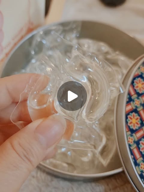 갑부언니| 포시즌바베큐|리뷰 on Instagram: "#광고 ​빨래 고민 끝! 드디어 정착할 만한 세제를 찾았어요 🫧
​매번 무거운 세제통 들고 양 조절하기 번거로웠는데, 이제는 이브런 캡슐세제 한 알로 해결하고 있어요. 
툭 던져 넣기만 하면 되니까 세상 편함..✨
​요즘 성분에 예민한데
 이건 EWG 올그린 등급에 미세플라스틱/피부자극 테스트까지 완료해서 마음이 놓이더라구요. 특히 찬물에도 잔여물 없이 싹 녹는 게 정말 만족스러워요!
​무엇보다 세탁 후 은은하게 퍼지는 포근한 코튼향이 너무 좋아요. 향이 너무 강하지 않고 딱 기분 좋은 정도라 건조기 돌린 후에도 뽀송뽀송 행복해지는 기분이에요 ☁️
​국내 생산이라 더 믿음직스러운 이브런, 살림 삶의 질 수직 상승템으로 인정입니다! 🤍

캡슐 하나에 섬유케어, 향, 효소, 탈취까지 다 들어있는 4in1이라 따로 유연제 챙길 필요가 없어서 너무 편해요.

​🛒 구매는 @evrun.official 프로필 링크 클릭

https://www.coupang.com/vp/products/9261818884?itemId=27404257676

​#협찬 #이브런 #캡슐세제 #세제추천 세탁꿀팁 세탁세제추천 얼룩제거 살림템 집들이선물 이사선물 신혼부부선물 고농축캡슐세제 성분좋은세탁세제"