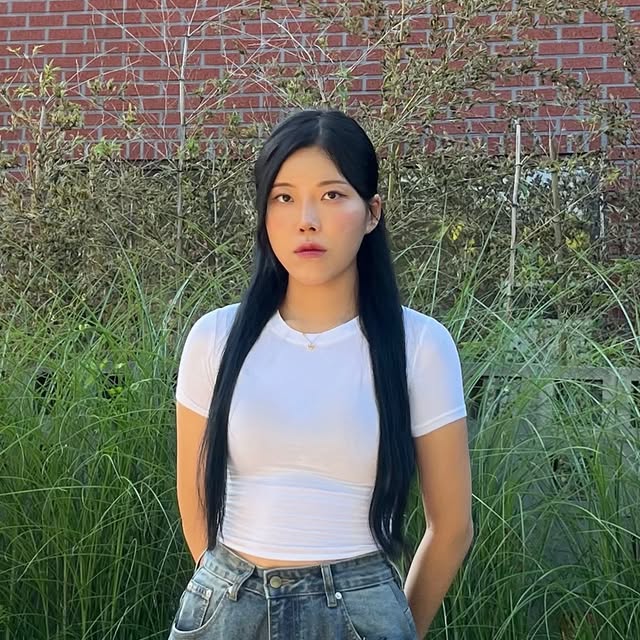 코코 / 다양하고 재밌는 뷰티&패션 정보💗 on Instagram: "#광고
무드있는 컬러감의 가을 벌룬핏 아이템!👖
#스탠다드에러#벌룬핏데님
⠀
와이드 핏감 제대로 느껴지는 스탠다드에러
벌룬핏 워싱 와이드 데님팬츠 착용해 봤어용!
멀멀한 느낌의 빈티지 블루 컬러감으로
무채색의 상의 부터 컬러감이 있는 아이템까지
여러 아이템에 착용하기 좋은 코디 아이템이구요😎
두께감은 딱 적당한 느낌의 아이템으로
빳빳한 느낌보다는 터치감이 부드럽고
견고한 내구성의 원단으로 편안한 착용감을 가지고 있습니다
⠀
까까이에서 보면 캣워싱 작업으로
빈티지하고 트렌디한 컬러감의 워싱 잔잔하게
느껴져서 인지 더 분위기가 예쁘게 느껴졌고
YKK사의 고급 지퍼를 사용해 튼튼하고
부드러운 슬라이딩 가능한 데님이였슴둥😊
⠀
사이즈가 생각한 것보다 훨씬 더 오버핏이여서
개인적으로 반팔티에 코디하기 예쁘게 느껴졌습니다!
⠀
⠀
#스탠다드에러 #STANDARDERROR #남여공용팬츠 #데님 #데님팬츠 #팬츠 #바지 #와이드바지 #워싱팬츠 #와이드팬츠 #데일리룩 #바지추천 #DenimPants #Denim #Pants
⠀"