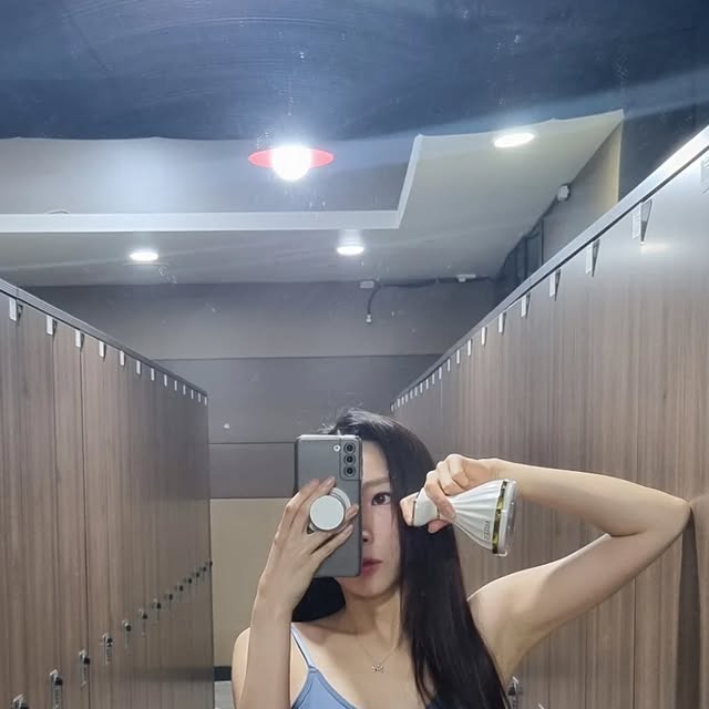 정인희 아나운서 on Instagram: "#광고 일상의 흐름 속에서도 내 몸을 정성스럽게 돌보는 시간은 꼭 필요하다는 걸 요즘 들어 더 실감하고 있어요🧜‍♀️ 
피부 깊이 따뜻하게 스며드는 #마일스 바디리프팅 고주파 마사지기는 운동후 관리하는 마지막 루틴이 되었어요 셀룰라이트와 바디라인 관리를 위한 홈케어 아이템이에요🤍
고주파 특유의 열감이 부드럽게 퍼지면서 뭉쳐있던 근육이 풀리는 느낌이 들고, 복부/배/종아리/팔/어깨 등 온몸으로 사용이 가능한데 복부와 팔라인을 집중적으로 관리해줬는데요! 기기를 사용하고 난 후에는 피부결이 더 매끈해지고 바디라인도 한결 정돈되는 느낌이 들어 하루의 마무리 루틴으로 정말 잘 어울려요!

4가지 모드는 각각의 쓰임이 분명해서
• RF+EMS 모드는 복부 탄력 관리에
• LED+VIB 모드는 피로가 몰린 종아리에
• EMS 단독은 팔이나 라인을 가볍게 정리할 때
• VIB 단독은 혈액순환과 붓기 완화에 적합했어요 

최근에는 지방흡입 후 바본관리 용도로 많이 사용된다고 알려져 있는데요, 실제로 붓기나 울퉁불퉁한 셀룰라이트 케어에 꾸준히 도움을 줄 수 있는 방식이예요! 전문 시술이 부담스러운 분들, 혹은 지흡 후 관리를 좀 더 세심하게 이어가고 싶은 분들에게도 충분히 만족스러운 홈케어가 되어줄 거예요🤍🪻🧚‍♀️

 🏷https://smartstore.naver.com/behealthier/products/9640972304
#miles #고주파바디리프팅 #고주파마사지"