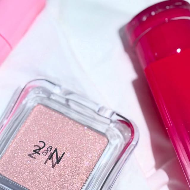 @u_r__jini on Instagram: "#광고 @2an_official 투에이엔 러브 버블 컬렉션🎀🫧

제가 가는 샵들에서 꼭 하나 이상씩은 투에이엔 제품들 통해 메이크업해 주시더라구요!
그래서 이번 컬렉션 제품+평소 눈여겨보고 있던 제품들 가져왔어요🙌🏻

💗베러미 아이팔레트
글리터•쉬머•매트펄•매트 조합으로 하나의 팔레트에서 경험할 수 있는 다양하고 섬세한 텍스처 구성🎨

💗퓨어글래시 하이라이터 
빛을 머금은 반짝 영롱 광채 속부터 맑게 비치는 투명 물먹광✨

💗듀얼치크
미세 블러 파우더로 모공과 요철을 보정한 듯
맑고 뽀용하게 연출 & 덧발라도 맑고 투명한 생기 컬러☺️

💗글레이즈 바운싱 틴트
쫀쫀한 제형으로 촘촘히 메꿔주는 극강의 탱글 캔디광🍬

색조 맛집 투에이엔, 뽀용~ 메이크업에 최적화🫧

전국 올리브영에서 만나요🥺💗

#올영픽 #올리브영추천템 #올영필수템 #러브버블컬렉션 #롱웨어링파운데이션미니 #컬러플레이듀얼라이너"