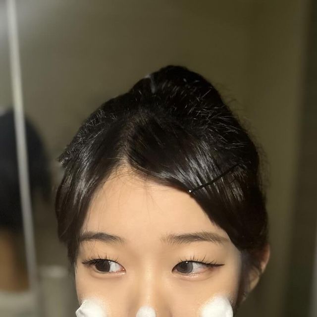 최정윤 on Instagram: "#협찬

그린 시카 콜라겐 클리어 2.0과 함께 맑고 깨끗한 피부 만들어요💚
기존 일반 시카에서 제주시카를 함유한 버전 2.0!!
트러블을 더 빠르고 건강하게 진정 시킬 수 있어요☺️
직접 제품을 사용해보니 쫀쫀한 거품이 풍성해서 세안이 더욱 깨끗하게 되는걸 느꼈어요! 마무리감도 너무 건조하지 않고 촉촉해요😊

💚약산성 포뮬러, EWG 그린 제형으로 더 순해진 성분
💚여드름성 피부 적합, 초미세먼지 99% 세정 임상테스트 완료로 더 믿을 수 있는 제품력

⚠️그린 시카 콜라겐 클리어 젤 클렌저 2.0 매쉬 스펀지 증정기획은 
올리브영 단독 구성으로, 올리브영에서만 만날 수 있어요👊🏻
올리브영에서 12/1~12/7일까지 
그린 시카 콜라겐 클리어 젤 클렌저2.0을 할인한다고 해요!
그린클리어24,000원 → 13,320원(44% 할인적용가)
이 기회를 놓치지 말고 저렴한 가격에 꼭 사용해보세요💚

#메디필 #medipeel #메디필클렌징폼 #그린시카콜라겐클리어2.0 #그린시카콜라겐클리어젤클렌저2.0 #메디필콜라겐 #폼클렌징 #시카 #판테놀 #진정 #약산성폼클렌징 #미세먼지폼클렌징 #트러블진정클렌저 #약산성젤클렌저 #올리브영 #올리브영클렌징폼 #올리브영폼클렌징추천 #올리브영폼클렌징 #약산성클렌징폼 #올영세일 #올영세일추천템 #올영세일추천"