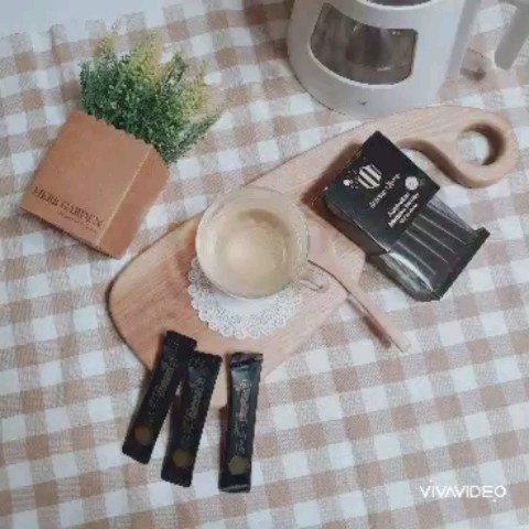 #협찬
오지퀸비 꿀스틱
비싼 꿀 #마누카꿀 아시죠? 액체금이라 불리기도한다죠
전세계에서 호주와 뉴질랜드에서만 자생하는 마누카 꽃에서 채밀한 꿀로 짙은 갈색빛의 독특한 향과 맛을 지니고 있는 100%자연산 벌꿀이에요
청정호주에서 보호하는 국립공원 등 자연그대로 채밀한 높은 품질의 마누카꿀만 사용하는 프리미엄 꿀
호주 마누카꿀협회에서 인증
프리미엄 꿀에만 주는 authentic 마크 획득된 믿을 만한 제품입니다.
한개당 한스푼 용량 12g으로 스틱형이라 가방안에 쏘옥~~넣어가지고 다니기 좋아요
이지컷으로 언제 어디서나 간편하고 섭취하고 쉬운 휴대용이라 쵝오 👍
패키지가 고급스러워 답례품, 선물용도로 좋아요
설명절 부모님,시부모님,소중한 지인들께 선물용으로 챙기세요.
마누카꿀 다양하게 활용하기
ㆍ아침 공복에 먹기
ㆍ요거트,그래놀라(뮤들리)에 얹어먹기
ㆍ핫케이크에 발라먹기
ㆍ따뜻한 티로 마시기
https://www.coupang.com/vp/products/8096011624
#오지퀸비 #꿀스틱답례품 #부모님새해선물 #마누카꿀MGO #호주천연꿀 #천연꿀스틱 #마누카꿀선물세트 #명절선물세트 #구정설선물 #사돈댁선물 #오지퀸비 #택배의여왕