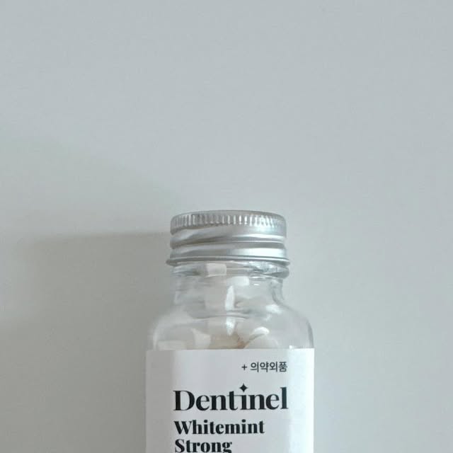 지온맘 | 조경은 on Instagram: "#광고 @dentinel_official
⠀
덴티넬 화이트 민트 스트롱 고체 치약🌿
⠀
요즘 화제의 SNS 대란 템이라는
덴티넬 화이트 민트 스트롱 고체 치약!
⠀
국내 유일 미백 성분 10,500ppm 함유로
치아미백에 도움을 주며 단 1회 사용만으로도
최대 98% 구취를 제거하는 데 도움을 준다고 해요☝🏻
⠀
파우치에 쏙쏙 여행 갈 때 챙겨가기도 편리하고
요즘 캠퍼들 사이에서도 유행이라는데?
캠핑의 계절이 돌아왔으니
캠린이 지온이네도 필수 템으로 챙겨야겠어요🫡
⠀
고체 치약 사용은 처음이었는데
양치 후 개운함도 좋아서 자주 사용할 것 같아요❣️
⠀
⠀
⠀
⠀
⠀
⠀
⠀
#덴티넬 #고체치약 #치아미백 #치석관리"