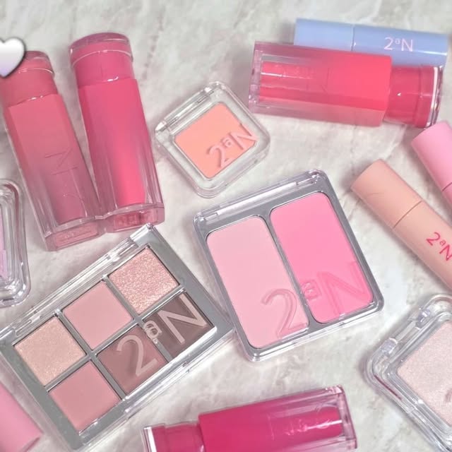 아름 on Instagram: "#광고 @2an_official
⠀
지금 올리브영에서 핫한 2aN(투에이엔) 🔥
⠀
가격 부담도 없고, 기획세트 구성도 알차서 매장 가자마자 이것저것 골고루 담아왔어요!
⠀
지금 가장 핫한 #올영세일 에서 절대 빠질 수 없는 사랑스러운 색조템부터 다양한 컬러까지!
⠀
💗 8월 올영픽 추천템 in 투에이엔 💗
이번 신제품으로는
✔ 러브 버블 컬렉션 (6종)
✔ 롱웨어링 파운데이션 (4종)
✔ 컬러 플레이 듀얼 라이너 (5종)
이렇게 출시된 거 알고 계셨나요?
⠀
저는 그중에서 버블 컬렉션으로 듀얼치크,
글레이즈 바운싱 틴트 몇 컬러를 골라 사용해봤는데,
컬러가 뽀용뽀용해서 여름 쿨톤인 저는 완전 취향 저격❕️
⠀
대부분 미니 사이즈라 파우치에 쏙 들어가고,
글레이즈 립은 특유의 촉촉+탱글립 그대로!
유리알처럼 맑고 반짝여서 립 하나만 발라도 분위기 확 살아나요 ❣️
⠀
립 컬러는 데일리로 쓰기 좋은 레이지부터,
사랑스러운 버블 컬러와 발랄한 캔디츄까지 다양히 있어요!
⠀
저는 개인적으로 레이지 + 캔디츄 조합에 푹 빠졌답니다 ㅎㅎ
⠀
이번 #올영세일추천템 에 절대 빠질 수 없는 투에이엔 아이템💄
예쁜 제품들 좋은 기회에 꼭 득템하세요!
⠀
이번 조합은 여름철 데일리템 찾는 분들께 강추!
오프라인 매장에서 꼭 테스트해보고 구매 추천드려요 ~ ! 🫶🏻💖
⠀
⬇️ 다른 투에이엔 제품 보기
https://bit.ly/3YYFX8Q
⠀
#올영픽 #올리브영추천템 #올영필수템 #투에이엔 #2aN #립추천 #치크추천 #섀도우추천 #립틴트추천 #화장품추천  #하이라이터추천 #러브버블컬렉션 #롱웨어링파운데이션미니 #컬러플레이듀얼라이너 #립추천 #여쿨"