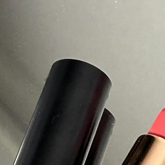 강이 on Instagram: "#광고

•
•

고급스럽고 간편한 원터치케이스 립,
[나틴다 아트 인 블랙 립스틱 11 클래식 로즈 핑크]🌸

은은하게 피어나는 MLBB 벽돌 핑크로 
이름처럼 클래식하면서도 부드러운 장밋빛이 감돌고,
너무 핑크끼 돌거나 어두운컬러가 아니라서
웜톤/쿨톤 모두 자연스럽게 어울릴 데일리 립이에요☺️
건조하거나 각질 부각 없이 속은 촉촉, 겉은 보송한 텍스처에요!

한 손으로 눌러 여는 원터치 케이스 덕분에
사용할 때마다 간편하면서도 고급스러움이 느껴지고,
달콤한 바닐라 향이 은은하게 퍼져서 
립스틱 특유의 화장품 냄새가 안나서 좋아요!

컬러가 13가지나 있어서 어느 톤이나 잘 어울리는
착붙 컬러에요🌸

✔️ 신세계면세점(온라인)에도 입점해있으니 쉽게 구매해보세요!

•
•

#광고 #나틴다 #아트인블랙립스틱 #매트립스틱 #실키립스틱 #무드톤 #무드립스틱 #웜톤립스틱 #쿨톤립스틱 #벨벳립스틱"