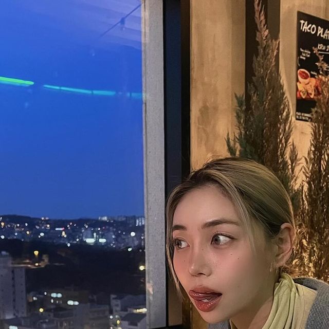 Chanju Kim on Instagram: "@moxyseoul 짬뽕 먹고 급체 했다는 사실 알기 4시간 전,, 컨디션 좋았을 때 갔어야 하는데 한두입으로 끝난 나지만 채영이랑 기메주가 굉장히 맛나게 먹어줘서 뿌듯했다,,🤍