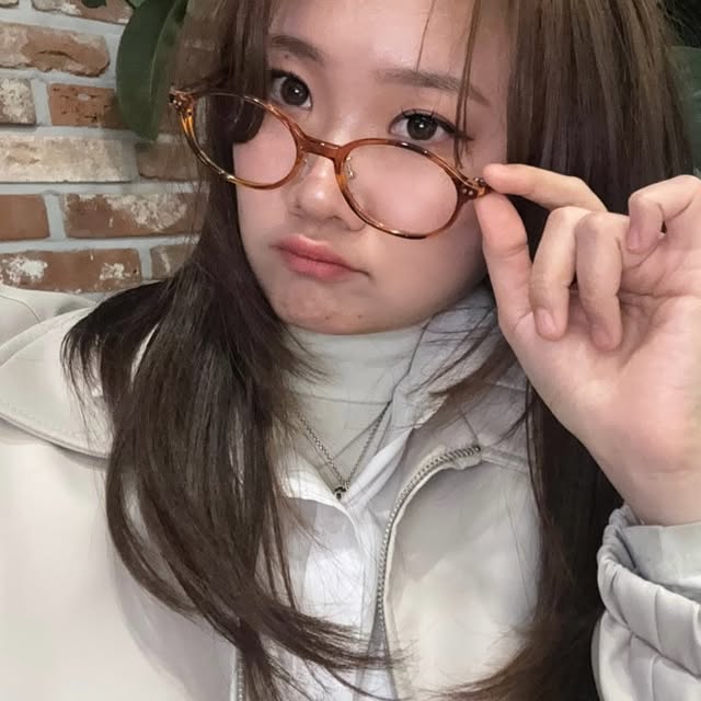 다빈 on Instagram: "느좋 안경의 표본.. ⋰˚★ • • ☾⋆⁺₊⋆
@momentus_eyewear 

#광고 #안경브랜드 #뿔테코디 #뿔테안경 #안경코디 #안경 #아이웨어 #긱시크안경 #모먼트어스 #momentus"