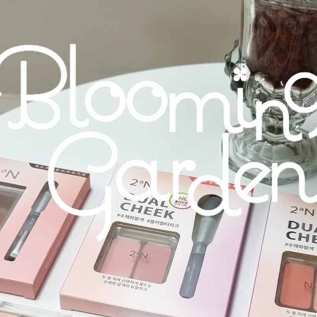 Tara 황언주 on Instagram: "#광고 《 [투에이엔] 블루밍 가든 OPEN 》

'투에이엔' 에서 봄의 정원을 그대로 담은
Blooming Garden 컬렉션이 나왔다

정원의 흩날리는 꽃잎처럼 화사한 감성을 담아
촉촉한 요정빔 하이라이터부터, 라이트톤 월톤팔레트
듀얼 치크까지... 컬러 진짜 화사하다.

아직 날씨 춥지만 컬러들 보고 있으면
곧 봄이 오는구나 하고 설레는 화사~한 색감🤍

특히 유리알처럼 맑고 촉촉한 퓨어 글래시 하이라이터 중
'라임밤' 컬러는 신비로운 연둣빛을 띄는데 숲속요정 같은 색이다.

베러 미 아이팔레트들은 6가지로 구성던 음영 팔레트라서
하이라이터까지 원팔레트로 끝나는 컬러구성이 유용하다.

무펄과 영롱펄이 같이 들어있는 듀얼치크부터
자연스러운 그라데이션 표현이 가능한 듀얼치크도
색 다양하게 잘 나와왔으니 피부톤에 따라 골라보고

제품 중에 올리브영 단독 기획상품으로 
브러쉬도 함께 내장되어 있는 아이팔레트와 치크상품도 있으니
수량 남아있으면 꼭 챙겨보기~
.
.
.
#투에이엔#블루밍가든#올영추천#봄웜#봄웜라#듀얼치크#하이라이터"