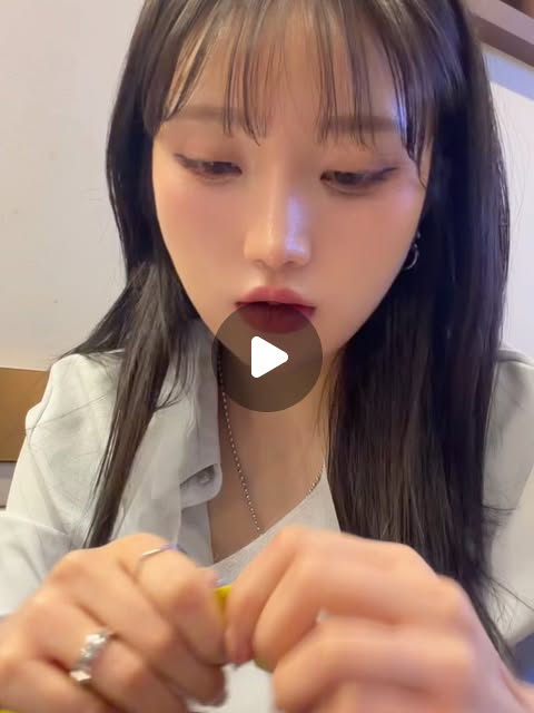 유하 on Instagram: "#광고 @lifestory365 술자리 인싸 되는 법? 가방에서 취했냥 스틱 젤리 꺼내면 끝😻 에너지 드링크 맛이라 술술 넘어가는데 효과는 임상시험으로 증명된 ’아세토베타TM‘ 조합