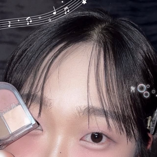 예린 on Instagram: "#광고
오픈 하자마자 품절,,🪽

애교살 하면 @smokinghotvirgin 
블랑디바와 공동개발 하셨다는 소식에 ,, 🫶🏻✨

저는 #02 허쉬 컬러를 사용했습니다! 

평소 애교살을 그리면 뭔가 어색하고, 특유의 흰색 펄이 눈가 주름에 끼는 경우가 있더라고요😭

블랑디바 애교살 쿼드 팔레트는 데일리 팔레트로 쓰기에도 손색없고, 차분하면서도 화사하게 여리한 애교살을 연출 할 수 있습니다!

누구나 쉽게 활용할 수 있게 여러겹 레이어드해도 뭉침없는 퓨어 코튼 텍스쳐로 눈가에 끼임 없이 이쁘게 색을 올릴 수 있어요😖✨

애교살만을 위한 팔레트로, 누구나 쉽고 간단하게 애교살을 만들 수 있습니다!! @blancdiva_official 팔로우 하고 옹굣살 팔레트 2차 소식 기다리쟈.. 우리 같이 이쁜 애교살 메이크업 하쟈🪽

#광고 #애교살팔레트 #통통한애교살 #애교살메이크업 #블랑디바 #홍주공동개발"