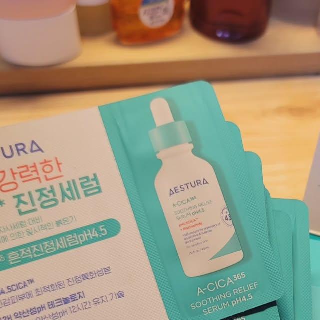 율 on Instagram: "#광고
#에스트라
#흔적진정세럼

민감피부 특화 브랜드 에스트라가 찾은 
민감붉은기에 최적화된 더마진정 솔루션이 필요했어요.

 pH4.5CICA™- Zinc(징크)로 민감피부 진정
 + 4X CICA로 손상된 피부장벽개선 
 + PHA로 약산성 환경개선 

피부표면 pH를 약산성으로 12시간 유지시켜주는 기술을 적용.
3D 그물망 구조에 pH4.5CICA™를 가둬 
12시간동안 피부pH를 약산성으로 유지

제형은~ 물같지는 않지만 흘러내리는 세럼이구요!
바르는 즉각 흡수가 잘되는 끈적이지 않는 세럼이었어요.
바르고 다음날 피부결이 정돈된 느낌, 수분감이 채워지고 3일정도 사용 후엔 붉은기가 좀 잡혀서 좋았어요~

* 일시적인 효과에 한함 ,  개인의 주관적인 후기와 사진입니다

제게 참 잘 맞고 좋아서 앞으로도 쭉- 사용해보려 합니다.
4월 올리브영 프로모션- 25% 할인도 하고 증정도 푸짐하게 받아보실 수 있어요
http://bit.ly/4cQdZ5m

​

#pH4.5약산성시카세럼 #에이시카약산성세럼 #에스트라약산성세럼 #약산성시카세럼 #약산성붉은기진정세럼 #에이시카붉은기세럼 #올영진정세럼추천 #올리브영진정세럼 #에이시카흔적진정세럼 #에이시카세럼 #흔적진정세럼 #에이시카 #흔적세럼 #진정세럼 #에스트라 #민감피부 #진정 #흔적 #붉은기 #잡티"