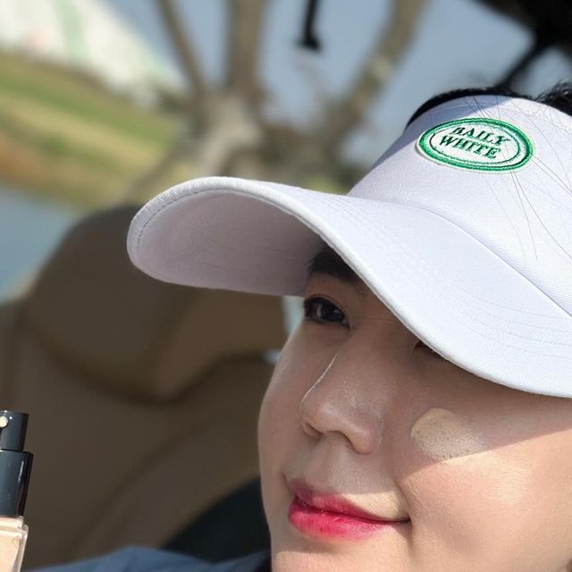 LEE SOOJUNG on Instagram: "#라운딩 돌면서 땀이 나곤하면 화장이 무너지기 일수에요
두꺼운 화장을 하면 더욱 더 많이 무너지더라구용🥹
살짝만 발라도 자연스러운 피부 광택과 강력한 자외선 차단으로 선크림 기능까지 가능한 즈티 파운데이션을 요새 주로 사용하게 되었어요!🫶🏻
선크림 덕지덕지 화장 덕지덕지 할필요 없이 즈티 하나만 있으면 자외선 차단은 물론 피부 미백 주름개선까지 너무나도 좋은 기능성이 많이 들어가있더라구요👍🏻
반겹만 발라도 밀착케어되서 티도 잘 안나는대 꿀피부로 표현되고 너무 좋았어요!♥️
표면은 가볍고 속은 촉촉하더라구요! 평소에도 스킨케어 후 즈티만 발라주고 라운딩갈때도 즈티만 발라주면 한가지로 모든게 케어끝이에요
무거운 화장품 짐 필요없어용! 즈티하나면 가볍고 얇게 피부톤 까지 UpUp 즈티로 화장 끝😊
파운데이션 비비크림 유목민들 즈티 추천드려요!!🙋🏻‍♀️
(아 플러스로 핸드크림도 향이 너무좋고 촉촉해요)

#즈티 #ztti #즈티파운데이션 #파운데이션 #파운데이션추천 #비비크림 #비비크림추천 #선크림 #선크림추천 #기초화장 #파운데이션인생템 #인생템 #뷰티 #뷰티모델 #뷰티인플루언서 #골프 #골프필수템"