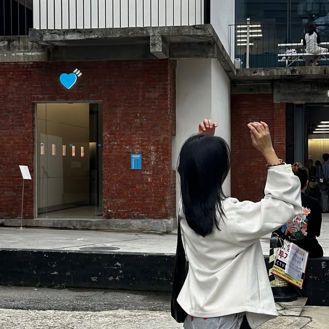 서현 on Instagram: "#광고 카우롱 카우롱 🍂맞이 레더 자켓 추천 🥨
레더 자켓 고를 때 가장 고민되는 부분중에 하나가 광택감이라고 생각하는데, 요 자켓은 과하지 않은 텍스쳐라 넘나 좋았음! 핏이 루즈하게 떨어져서 안에 두꺼운 이너 입어도 핏 그대로 유지될듯. 🎁 투웨이 지퍼라서 다양하게 연출 가능🙌🏻🥹

@1rony9orno_official 
#아이러니포르노화이트라인 #IRONYPORNOWHITELINE #남여공용자켓 #자켓 #레더자켓 #스웨이드자켓  #아우터 #레더 #데일리룩 #자켓추천  #JACKET #LEATHERJACKET #SUEDEJACKET"