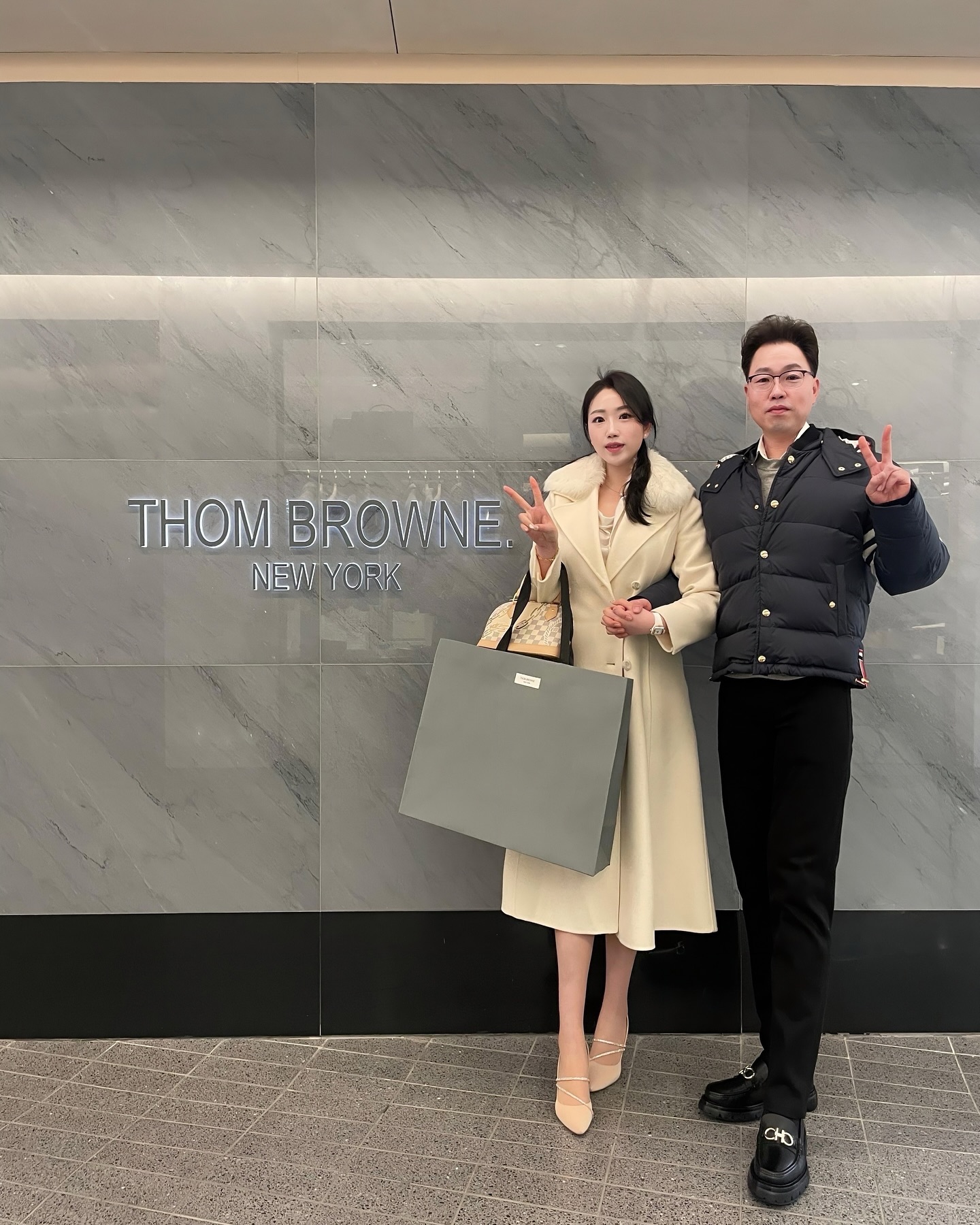 멜클 데이트🎄아빠는 명품이던 아니던 중요한게 아니다. 대신 내가 백화점을 데리고 가는 과정, 다니며 했던 말과 행동, 결제 순간까지 계속 복기하면서 내 의도와 정성을 파악한다..그만큼 말 한마디로 좌우될만큼 매순간 중요시 여기는데 ,이번에 큰 감동을 받았다 해서 뿌듯했다.🖤🤍 도움없이도 계속 성장하는 모습 증명하기..

#롯데백화점 #톰브라운 #에비뉴엘 #남성패션 #thombrowne #롯데백화점본점 #효도 #아빠와딸 #가족 #크리스마스데이트 #연말 #01년생