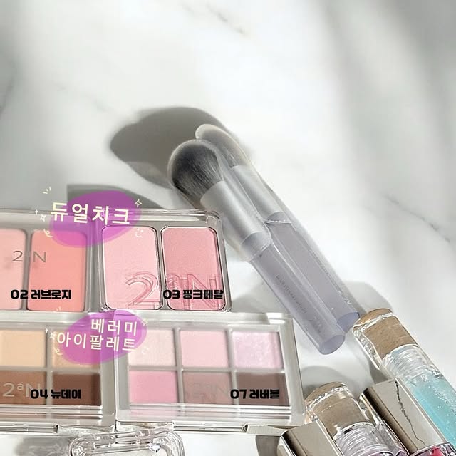 🌳 on Instagram: "#광고 🎀 For light & Bright  ⋰˚☆ 🎀 ⠀ 정원의 흩날리는 꽃잎의 화사한 감성을 담은 Blooming Garden컬랙션 ⠀ ✔️아이팔레트 : 휴대하기 좋은 사이즈에 밍밍함 없이 라이트하고