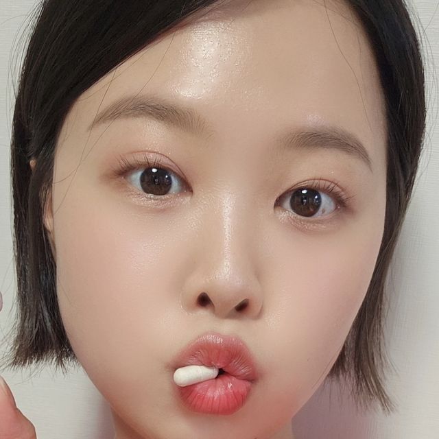장햅삐 on Instagram: "#광고
다들 유산균 드시고 계신가용? 저는 장이 그렇게 좋은편은 아니여서 고등학교때부터 유산균은 잘 먹고 지냈는데요!제가 요새 먹는 제품은 바로바로바로 상아제약 케어플러스 100억 유산균!

사실 전에 먹었던건 다이어트회사에서 나온 제품먹었는데 전 그것보다 좋은것 같다고 생각이 들었어요 ㅎㅎ
그리고 프로바이오틱스 2500억을 투입하는데 보장균수는 100억!! 억소리난다는게 요기서 하는건가...ㅎㅎ완전 고함량이예요!
유산균 근데 왜먹어야해?라고 생각하신분들 계신가요?
그 이유는?!
프로바이오틱스는 체내에 들어가서 장 건강에 좋은 기능을 하는 살아있는 균이라 유익균 증식과 유해균 억제와 원활한 배변활동을 함으로써 장 건강에 도움을 받을 수 있답니다 ㅎㅎ

그리고 비타민D가 함유되어있어 하루 영양성분 기준치 100% 함량을 주는!! 아주 굿굿~~히히
원래는 야외활동으로 비타민D를 섭취해야하는데 저희들이 잘 안나가게 되잖아요?ㅠㅠ
그런데 비타민D 한알로 끝낼 수 있다앙 ㅎㅎ
추가적으로 정상적인 면역 기능에 필요한 아연 8.5mg이 함유되어있어서 아주 최고최고!!!

하루 1캡슐로 장건강 같이해봅시당 ㅎㅎ 플러스로 화장실 자주 갑시다 ㅋㅋ

 @sanga_pharm
#상아제약#케어플러스100억유산균#유산균추천#장건강#직장인유산균#프로바이오틱스 #30대유산균 #20대유산균 #추천템 #그여자관리 #일상 #데일리 #데일리템 #셀스그램 #영상리뷰 #24년6월 #장건강템"