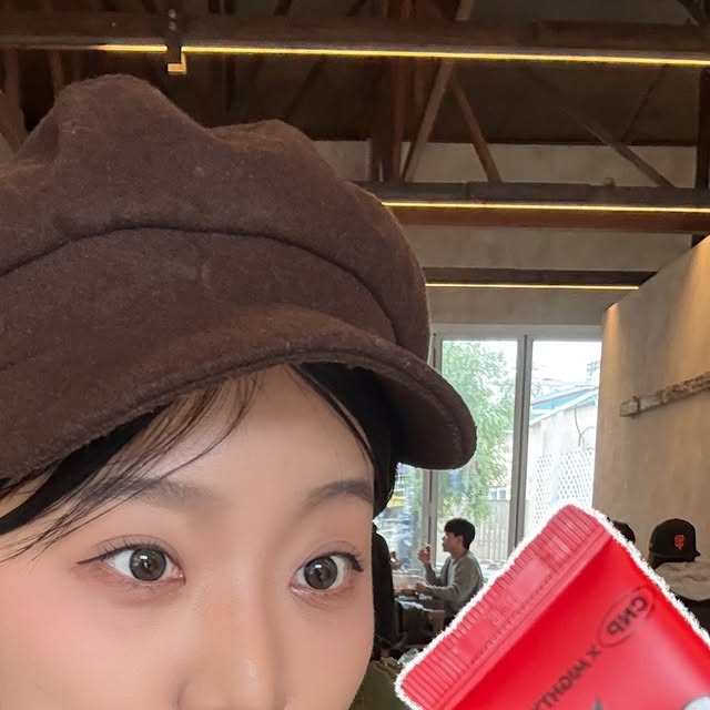 은영 on Instagram: "#광고
𝗖𝗡𝗣 𝘅 𝗠𝗜𝗚𝗛𝗧𝗬 𝗔𝗧𝗢𝗠으로 가을겨울 수분관리 시작!❤️
파워 건성에 땀도 잘 안나는 저는 늘 입술이랑 손이 건조해서
미리 대비를 하는게 가을, 겨울 시즌 루틴인데요~

이번에 프로폴리스 장인 CNP 와 아톰이 만나
건조한 립&핸드에 𝙈𝙄𝙂𝙃𝙏𝙔 𝙀𝙉𝙀𝙍𝙂𝙔 충전시켜준다고 해서
주말 내내 들고 다니면서 써봤는데, 향도 넘나리 좋고
리치하고 쫀쫀한 제형이 건성인들도 사용하기 딱 좋더라구요!

역시 믿고쓰는 CNP 제품이라 끈적임 절대없고
건조한 손, 단 1초 만에 리셋은 물론~
립세린은 바르는 순간 촉촉→광택감까지 있어서
탕후루 입술을 바로~ 완성시켜주더라구요? 😍

🧈𝗣𝗿𝗼𝗽𝗼𝗹𝗶𝘀 𝗟𝗶𝗽𝗰𝗲𝗿𝗶𝗻 𝗔𝗧𝗢𝗠 𝗘𝗱𝗶𝘁𝗶𝗼𝗻
12시간 지속되는 입술 속보습*

🍯𝗣𝗿𝗼𝗽𝗼𝗹𝗶𝘀 𝗛𝗮𝗻𝗱 𝗖𝗿𝗲𝗮𝗺 𝗔𝗧𝗢𝗠 𝗘𝗱𝗶𝘁𝗶𝗼𝗻
밤 타입 텍스처로 끈적임 없는 깊은 보습

CNPX아톰 에디션 써보고 싶다면 올리브영에서 만나보세용😇

#광고#차앤박#CNP#아톰립앤핸드#속촉겉탱#꿀먹립#프로폴리립세린#플로폴리스핸드크림#올리브영 #뷰덕 #핸드크림추천 #립세린추천"