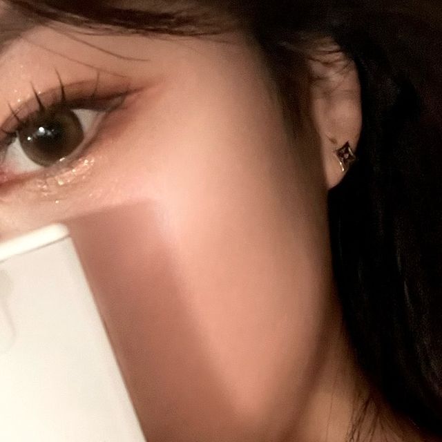 연 우 on Instagram: "#협찬 @cellinshot_official 
[셀인샷] 보툴샷 300세럼

이 제품은 셀인샷만의 독자 성분인 비오피좀 (보톡스에서 유래한 펩타이드)이 함유 돼 있어 화장품만으로도 피부 관리샵 수준의 효과를 얻을 수 있어요!

실제로 제가 사용해본 결과 피부결이 정돈되는 느낌이 있더라구요

 #셀인샷 #보툴샷 #화잘먹 #관짝템 #스킨부스터 #세럼추천

#인스타 #instadaily #instagood  #데일리 #좋아요 #좋아요반사 #첫줄좋반 #반사 #좋테 #좋반 #좋반댓 #첫줄반사 #like4likes #셀스타그램  #뷰티 #선팔하면맞팔 #맞팔 #선팔"