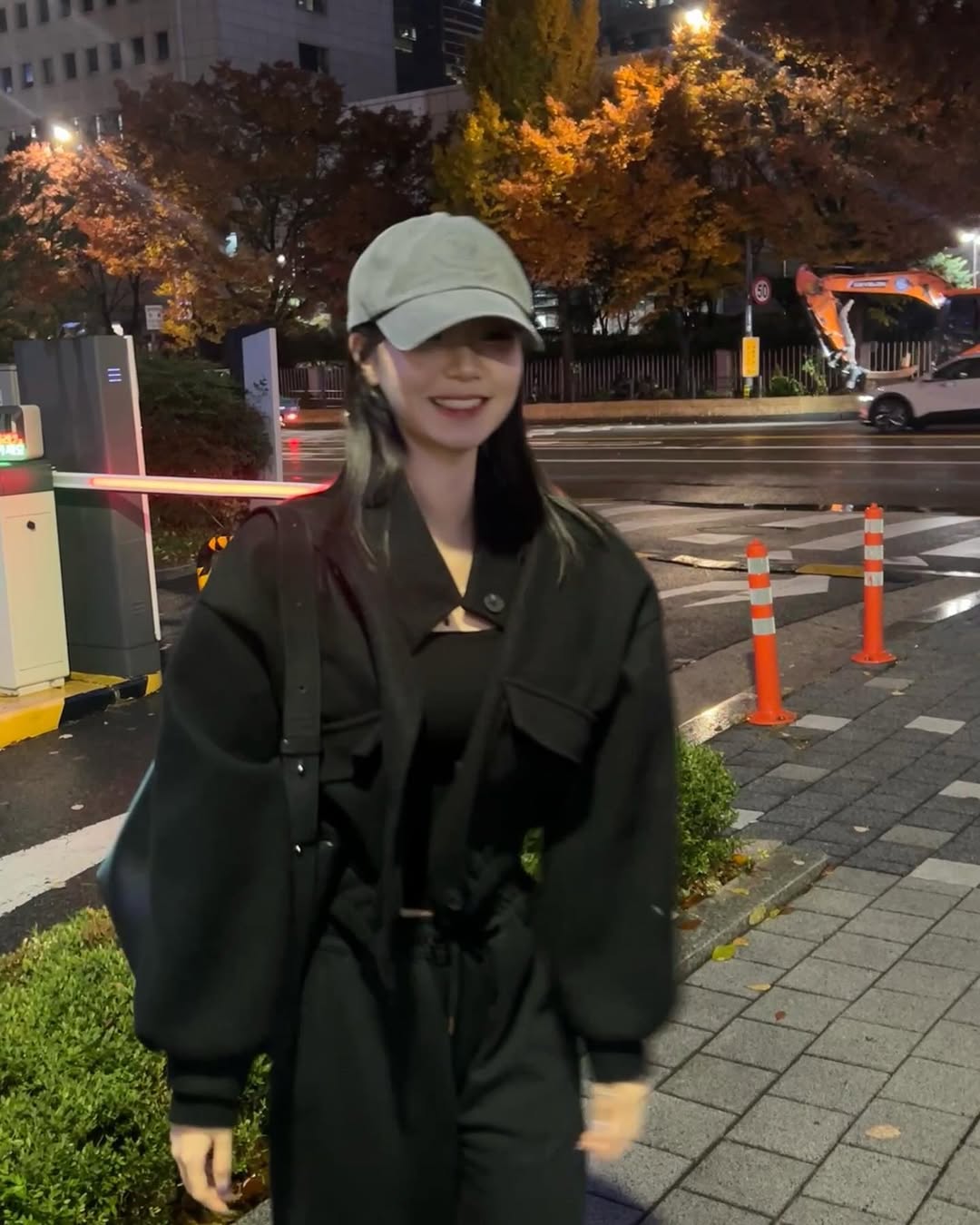 @c_heess | 엉거주춤한 하루하루 캬캬>v<🖤 | Instagram