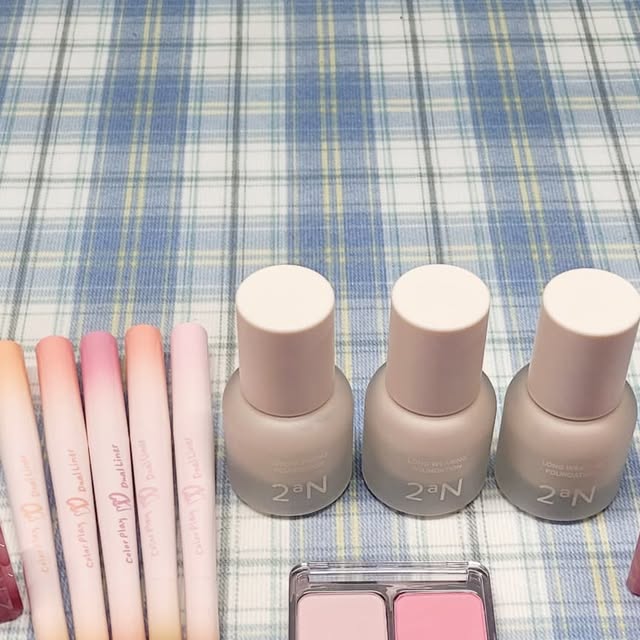 s_Habaek on Instagram: "이번에 '투에이엔' 8월 신상 메이크업 제품들을 사용해 보았는데요🤗

첫번째로 "롱 웨어링 파운데이션 미니"의 19,20,21호 모두 사용해 보았는데 휘발성오일과 보습오일의 최적의 배합으로  정말 알맞은 촉촉함과 밀착력도 좋고 유지력도 좋은데 커버력까지도 좋아서 완벽하더라구요 그리고 미니 사이즈라서 가지고 다니기에도 안성맞춤!! 🥰

특히 20호의 복숭아 컬러가 핑크빛이라 생기있는 피부표현에 너무 좋더라구요😍

그리고 두번째론 "듀얼치크 버블하트" 컬러를 사용해 봤는데 저의 퍼컬인 봄브라이트에 걸맞는 통통 튀는 아이돌스트 팝 핑크 컬러 더라구요~ 컬러가 사랑스런 핑크인데 발림성과 유지력도 좋아서 정말 맘에 들었어요😘

세번째로는 "컬러 플레이 듀얼라이너" 허니피치,베베핑크, 타로버니, 로지캔디, 팝핑베리 5가지 컬러를 모두 사용해 보았는데 5가지 모두 컬러가 정말 예술이더라구요!! 하루하루 옷스타일에 맞춰 메이크업 포인트로 컬러를 변경해가면서 사용하기에 너무 편했어요!! 워터프루프 제품이라 물티슈로 박박 닦아도 안지워지는 유지력과 발림성도 모두 너무 좋았어요😚

마지막으로 "미니 글레이즈 바운싱 틴트" 누디코코, 레이지, 피치 슈, 버블리 이렇게 4가지 컬러를 발색해 봤는데 컬러들이 하나같이 발색이 너무 이쁜데 탱글탱글 광채가 도는데 촉촉하고 유지력도 좋아서 제가 찾던 그런 틴트 더라구요☺️

평소에도 투에이엔 제품들을 즐겨 사용하는데 이번에 나온 신상 제품들도 너무 좋아서 뿌듯했어요❤️

정말 강추하는 제품들이예요❣️❣️❣️

 #올영픽 #올리브영추천템 #올영필수템 #러브버블컬렉션 #롱웨어링파운데이션미니 #컬러플레이듀얼라이너 #미니글레이즈바운싱틴트 #강추 #8월신상"