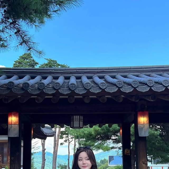 💋 on Instagram: "일상을 떠닜을 때 오는 행복감☁️🌿

@soda_official_kr  #소다 #SODA #출근룩 #직장인코디"