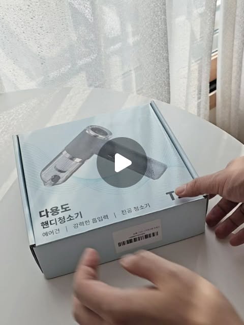 주주파파😘 on Instagram: "#광고

차량이나 창문틈새 쇼파 키보드등 다용도로 사용할수 있는 역대급 갓성비 템 발견했어요!!
바로 ebeiya 에어건청소기👍 
요거 하나면 청소 끝! ✌️

​작고 가벼워서 🏋️‍♀️ 들고 다니기 넘 편하고, 디자인까지 슬림블랙🖤이라 감성 충만! 무엇보다 흡입력이 미쳤어요!⚡️

 캠핑 가서 텐트 정리할 때도, 차 시트 틈새 먼지 빨아들일 때도, 심지어 침대 매트리스에 숨은 집먼지까지 싹! ✨

​심지어 에어건 기능까지 있다니..😳 키보드 사이사이 ⌨️ 먼지 불어낼 때 최고👍! 

책상 위 지우개 가루도 순삭! 이제 무거운 청소기 안녕👋 
서브 청소기가 아니라 거의 메인 각이에요! 

C타입 충전이라 세상 간편하쥬? 
충전기도 같이 쓰니 완전 꿀!🍯

​주부, 자취생, 차주 분들! 무조건 겟하세요!! 
후회 없을 거예요!💖
.
.
.
.
#다용도핸디청소기#무선청소기#소형청소기 #미니청소기#반려동물청소기#소파청소기#흡입력좋은청소기#무선청소기#강력흡입#ebeiya청소기"