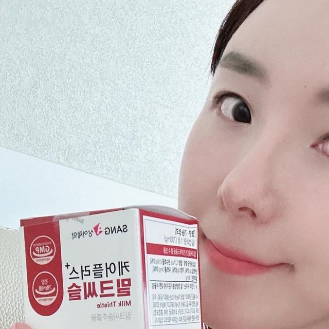 지봉 on Instagram: "💖곧 40대 나이가 들수록 건강을 챙기게 되다보니
영양제는 이제 필수인거 같아요
밀크씨슬은 간건강을 위해 챙겨먹으면 좋은 영양제에요.

-💕100% 폴란드산 프리미엄 밀크씨슬로 만들었어요.
-💕실리마린이 130mg으로 100% 함유되어 있고요
- 💕복용해보니  밀크씨슬을 섭취하고 덜 피곤한거 같아요.
-💕개별 PTP 포장으로 온도, 빛, 습도 공기등으로 부터 
 안전하게 보호가 되요.
-💕간편하게 휴대에 용이하고요
-💕유통기한이 약 2년정도로 아주 넉넉하네요
-💕1일 1정이라 3번 먹지 않아 부담스럽지 않아요.

#광고#상아제약#케어플러스#빨강이#케어플러스밀크씨슬#밀크씨슬
#밀크씨슬추천#간영양제#간건강#피로회복#피로회복제
#직장인영양제#30대영양제#20대영양제#간영양제추천"