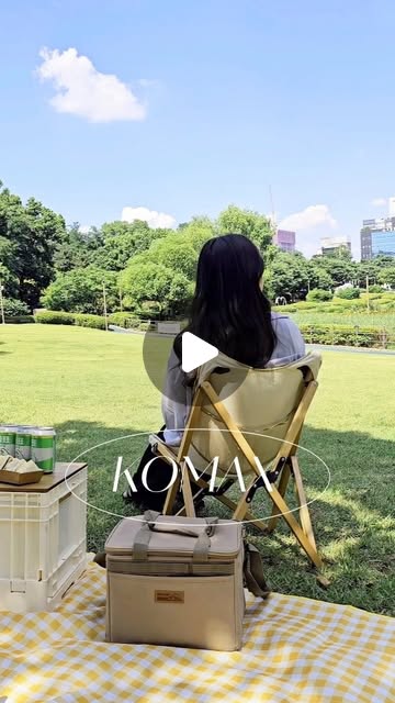 리쿠 ♡̆̈ on Instagram: "#광고
일상 속에서 잘 쓰고 있는
‘코멕스 트래블러 아이스쿨러백 (밀리터리 브라운)’
15L, 22L, 32L의 넉넉한 용량과 사이즈로
캠핑, 장바구니, 피크닉 등 실용적으로 사용 가능해요
32L는 대용량이라 캠핑, 야외 활동에서 넉넉하게
여름에 냉장식품 등 담기 좋아서 장바구니로 써도 좋아요! ㅋㅋ
.
오늘은 바람이 솔솔 불어서
유니랑 집 앞 호수공원으로 피크닉🌳
15L 사이즈에 간식 담아서 다녀왔어요
가장 작은 사이즈지만 수납 알차게 됩니당
.
외부복사열 3중 차단으로 뛰어난 보온‧보냉력을 자랑!
내부 방수 안감으로 간편한 세척은 물론, 누수 걱정 없어요
내장된 바닥 패드로 가방 쳐짐 방지하고,
탈부착 가능한 어깨끈으로 휴대도 편리해요
도톰한 어깨패드와 두께감 있는 손잡이 패드로
무거운 내용물도 수월하게 이동! 그립감도 좋아요💕
.
내부 메쉬 포켓은 아이스팩 등을 보관할 수 있어
여름에도 신선한 보관과 운반이 가능하고,
작은 소지품을 보관하기 간편한 앞주머니 내부포켓과
다용도 고리로 각종 액세서리를 편리하게 보관할 수 있어요
.
많은 아이스쿨러백 써봤는데 요런 접이식은 처음!
옆 면에 접이식 단추가 달려 있어, 사용 후에는
간편하게 접어 보관과 이동이 편리해요! 공간활용도도 굿👍🏻
.
‘코멕스 트래블러 아이스쿨러백(밀리터리 브라운)’은
코멕스 온라인몰과 전문점에서 구매할 수 있어요
.
#KOMAX #코멕스 #코맥스 #아이스쿨러 #아이스쿨러백
#쿨러백 #아이스백 #보냉가방 #보냉백 #소풍 #나들이
#캠핑 #피크닉 #캠크닉 #캠핑용품 #캠핑필수템 #감성캠핑
#런치박스 #아이스박스 #접이식가방 #아웃도어
#트래블러아이스쿨러백 #캠핑추천템 #야외활동 #간식가방
#보냉보관 #소풍 #피크닉필수템 #피크닉추천템"