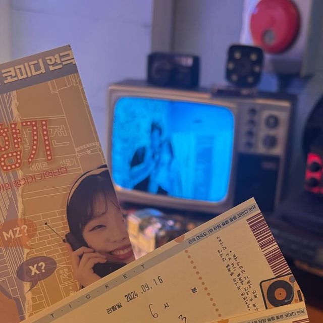 쭈😘 on Instagram: "#혜화데이트 #비누향기 어쩌다 서울에서도 멀고 먼 혜화를 가장 자주 가게 된 우리😇 이번에 본 연극 비누향기는 비가 오는 날 울리는 전화를 받으면 1997년을 사는 누군가