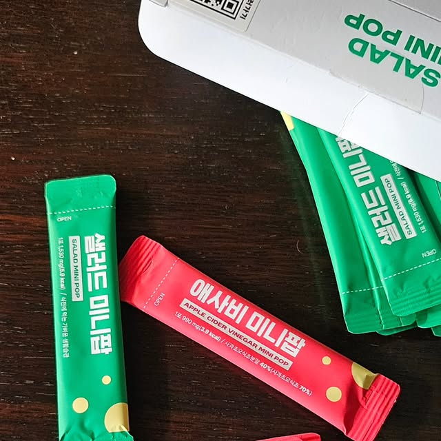 Michelle Lee 이미셸 on Instagram: "#광고

평소 제 스토리 실시간 봐오신 인친님들은 아시겠지만
상당히 잘 먹는 편이에요 저 🤣
샐러드같이 식단관리도 해야되는데...
은근 많이 먹으니 (부족한거 싫어하는 편 ㅋㅋ)
가끔 저도 아..헤비하게 먹었구나
과식하지 말자 다짐하거든요❣️

찐친 언니가 챙겨먹는거보고 처음 알게되었던
애사비 미니팝 샐러드 미니팝❤️💚
그게 벌써 몇달전이었는데
저도 궁금해서 드디어 get!

맛이 새콤달콤 맛있어서 간식 대신 먹어도 좋을거같고
오늘 만난 언니도 식전 먹으면 좋을거같다며
같이 먹어보니 언니도 맛있다고 👍 부담없어 좋다했어요😆
브랜드이름도 고객관점 이라니!
자세한 정보는 고객관점.com 에서 확인해보세요🎵
🔸️
🔸️
🔸️
#샐러드미니팝 #애사비미니팝
#고객관점 #포만루틴 #식전간식
#다이어트간식 #애플사이다비니거
#식전야채식사법 #식전습관 #새콤달콤"