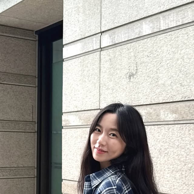 아영🌸 on Instagram: "#광고
여리여리한 여친룩은 오버핏 셔츠 하나면 된다.. 🌟
빈티지한 컬러감의 넘 편한 체크셔츠 💙
입어보니 단독으로도, 아우터로도, 이너로도, 레이어드로도 
두루두루 활용 가능하더라구요!
요거 완전 사계절 만능템 될거같아요 🥰 

#스탠다드에러 #STANDARDERROR #남여공용셔츠 #셔츠 #셔츠추천 #긴팔셔츠 #오버핏 #체크셔츠 #간절기셔츠 #Shirt  #CheckShirt  #Long-Sleeved Check Shirt #빈티지셔츠 #패키지 #1+1패키지 #standarderror"