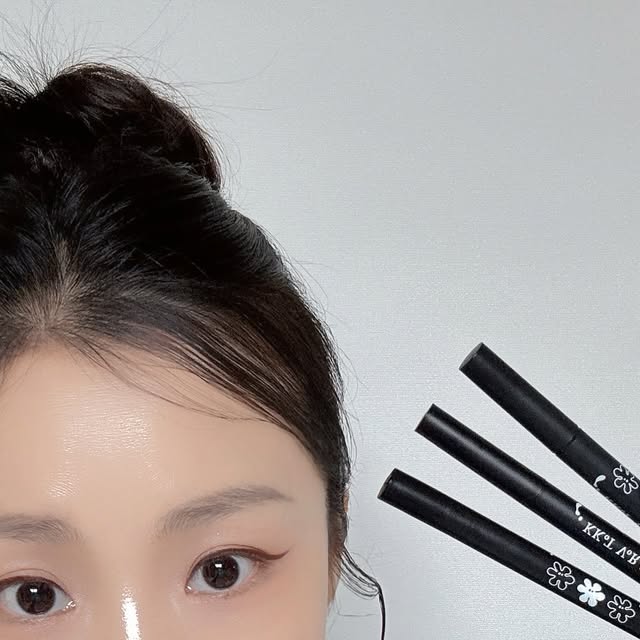 전혜경 on Instagram: "#광고
꽃보라1924 브러쉬라이너 3종 SET
(블랙/브라운/다크브라운) ✨

섬세한 붓펜 타입이라
눈가에 힘을 주지 않아도
부드럽게 쓱— 그려져 쉽고

발색은 또렷하게 착~!!
번짐 없이 오래 지속돼서
하루 종일 또렷한 눈매 완성~!!💫

세 가지 컬러라 
데일리 브라운, 분위기 있는 다크브라운,
클래식한 블랙까지
그날 기분 따라 고를 수 있어요~!!

특히 비건 포뮬라라서
예민한 눈가에도 안심 사용 가능해
피부가 민감하고 예민한 분들도
사용하기 좋아요~!!😊😊

.
.
#꽃보라1924 #비건화장품 #눈화장
#아이메이크업 #리퀴드아이라이너
#붓펜아이라이너 #워터프루프 #지속력
@kkotvora_official"