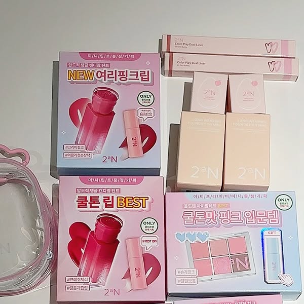 정원럽 on Instagram: "#광고#올영픽#올리브영추천템 💓
올리브영에 구경갔다가 
제 마음에 쏙 드는 색조템들
싹 쓸어왔어요

평소에도 투애이엔 제품들 너무 좋아하는데
새롭게 보인 아이템들이 있었어요

압도적인 탱글 캔디광 틴트는
여리핑크립과 쿨톤립Best 제품으로 픽!

제가 평소에 너무 잘 쓰는 
올힛팻 아이팔레트도
슈가핑크로 겟 하구요

치크 맛집다운 뽀용치크의 정석
핑크텐션 치크와
정말 잘 쓰고 있는 하이라이터도
슈가베일 컬러로 더 쟁여왔어요

그리고 새롭게 선보인
투애이엔의 롱웨어링파운데이션도
아이보리색상과 복숭아 색상 
둘다 너무 이뻐서 다 구매완료

올리브영 가시면 
웜톤 쿨톤 대 통합 
색조맛집 2aN 제품들 꼭 구경해보세요

#올영필수템#러브버블컬렉션#롱웨어링파운데이션미니#컬러플레이듀얼라이너"
