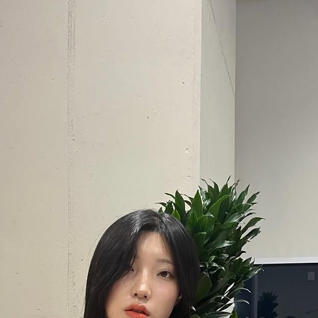 @___zzung_hl on Instagram: "#광고
[스탠다드에러] 

비와서 조금 추워진 날씨에도 찰떡인
 스웨이드 자켓으로 🍂가을🍂 준비,, 

 스탠다드에러 87-STAN009 [리뉴얼] 스탠다드 블루종 스웨이드 자켓
(S사이즈 레드 브라운)

이번 가을 레드브라운 강추!🍁

#스탠다드에러 #STANDARDERROR #남여공용자켓 #자켓 #데일리룩 #가을데일리룩 #자켓추천 #간절기아우터 #레더자켓 #스웨이드자켓 #jacket #パンツ #outer"