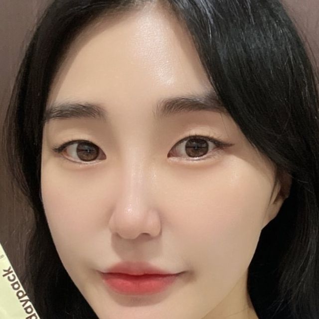 히 on Instagram: "#광고 데이팩 5세대 밀크세라콜라겐

밀크세라마이드가 함유된 5세대 콜라겐이에요🙌🏻

피부장벽이 무너지면 애써 채운 콜라겐이 쉽게 손실되는데요!ㅠ

밀크세라마이드 200mg와(100% 함량)

저분자 피쉬콜라겐 2,000mg가 함유되어 있구!

비오틴, 엘라스틴, 히알루론산, 글루타치온, 비타민C,E
등이 함유되어

'피부 장벽 케어'와 '콜라겐 손실 방지'에 힘썼답니다🔥

맛있게 먹으라구

무려 1년동안 48번의 맛 샘플링을 거쳐 

콜라겐 특유의 비리고 쓴 맛을 싹 잡은

천연 시트러스를 블렌딩한 '레몬 요거트' 맛이라

상큼하고 부드러우면서 달달한 맛으로 자꾸 자꾸 손이 가는 콜라겐🍋

#데이팩 #밀크세라콜라겐 #5세대콜라겐 #밀크세라마이드 #먹는콜라겐 #슬로우에이징 #이너뷰티 #피부관리 #속건조 #수부지 #피부장벽 #콜라겐추천"