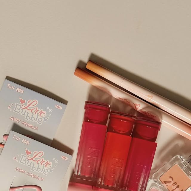 띠쀼 | Beauty · Lifestyle · Mom Review on Instagram: "#광고 
세 아이 키우는 엄마라 화장할 시간 1도 없는데…
투에이엔(2aN) 바르고 난 후 ↔ 안 바른 후, 차이 확실하죠? (3초컷 영상 참고)

틴트만 발라도 ‘애 낳고도 살아있다’ 소리 들을 만큼 얼굴이 살아나고,
블러셔는 은은하게 생기를 더해주고,
애교살 라이너까지 쓰면 꾸안꾸 완성.

솔직히 화장 귀찮은 날에도 이 정도면 할 만하쥬.
👉 올리브영 가서 직접 발색해보면 더 확 느껴질 거예요.

(애들한테 얼굴 낙서 당하기 전까진 예쁘게 유지 가능 ㅋㅋ)

#올영픽 #올리브영추천템 #올영필수템 #러브버블컬렉션 #롱웨어링파운데이션미니 #컬러플레이듀얼라이너"