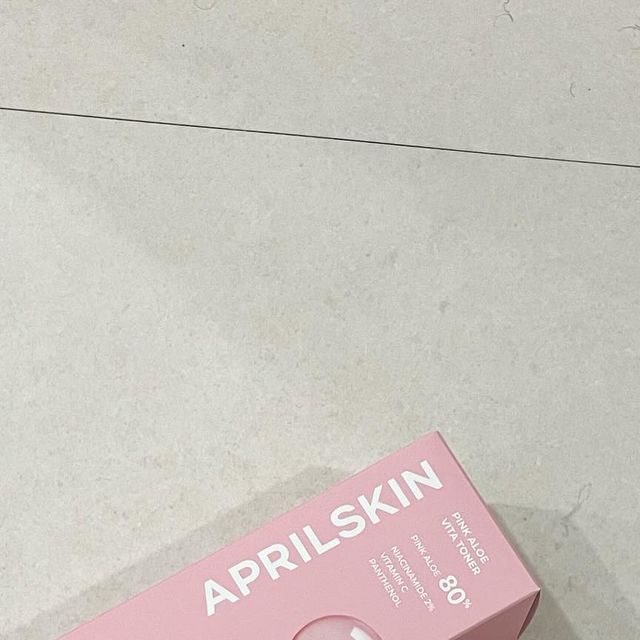 윤아 on Instagram: "#광고 #협찬 @aprilskin_korea 에이프릴스킨에서 핑크알로에 80% 함유된 핑크알로에를 통째로 넣은 진정 토너를 협찬 주셨어요! 에이프릴스킨 #핑크알로에비타토너 첫 출시! 일반