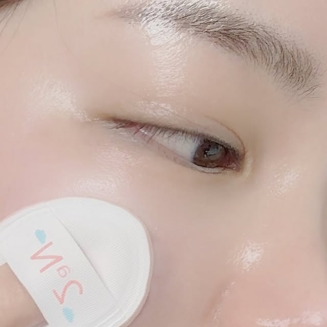 𝗟𝘂𝗰𝘆 𝗬𝗼𝗼 on Instagram: "#광고#투에이엔

올리브영에 가면 색조 예쁜게 많지만
그중 가장 예쁘고 여름이랑 잘 어울리는건
바로 이거(｡・▿・｡)

스틱으로 된 블러셔라서 사용하기 정말 편해요!

( *˘⌣˘)포켓 코튼 블러링 스틱 
여름에는 라이트한 메이크업을 선호하는데,
스틱으로 된 블러셔라서 그런지
쓱 바르기도 좋고, 
물광 화장으로 표현하기도 넘 좋아요
핑거퍼프가 들어있어서,
야외에서도 톡톡 수정화장 하기 좋고
원하는 부분에 예쁘게 블렌딩 하면서 
블러셔를 바를 수 있어서 좋아요

( *˘⌣˘)듀얼치크
이건 정말 말모-
뽀용한 느낌 그리고 
반짝이는 느낌 둘다 표현 가능!!

( *˘⌣˘)퓨어 글래시 하이라이터
살짝만 바르면 물먹 화장 가능!!
좀 더 바르면 화려한 화장 가능!!

지금 당장 올리브영으로 가야 할 이유
투에이엔을 만나보세요~
세일중이에요 

#블루밍가든#올영추천#봄웜#봄웜라#듀얼치크#하이라이터#2aN#올영세일#올영필수템#올영추천템"