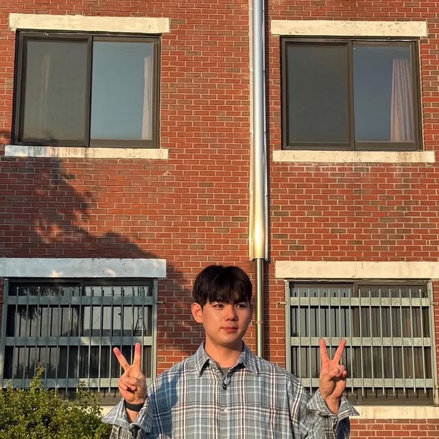 핸수 on Instagram: "#광고 @standarderror_official 

‘오버핏 긴팔 체크 셔츠’

빈티지한 컬러감이 포인트로 여유롭고 자연스러운 핏감이 매력적인 오버핏 체크셔츠입니다🔥🔥

다가오는 간절기에 입기 좋은 아이템으로 체크패턴이 넘나 매력적인 셔츠☺️☺️

두께감이 얇아서 가볍게 착용하기 좋고 단품이나 레이어드로도 활용할 수 있겠네요✌🏻✌🏻

#스탠다드에러 #standarderror #셔츠 #shirt #오버핏 #남여공용 #셔츠추천 #긴팔셔츠 #빈티지셔츠 #패키지 #1+1패키지 #간절기 #남자코디 #코디추천 #오오티디 #ootd #korean"