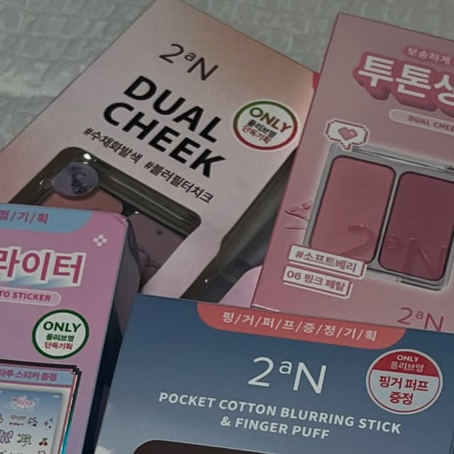 @iamimcy on Instagram: "#광고

요즘 데일리 메이크업에 완전 찰떡인 블러쉬 & 하이라이터 발견✨
투에이엔은 색감이 은은하게 올라와서 초보자도 부담 없고,
하이라이터는 과하지 않게 은근 반짝이는 게 너무 예뻐요🥹💕
진짜 자연스럽게 생기 + 광채 한 번에 해결!

#올영픽 #올리브영추천템 #올영필수템 #러브버블컬렉션 #롱웨어링파운데이션미니 #컬러플레이듀얼라이너"