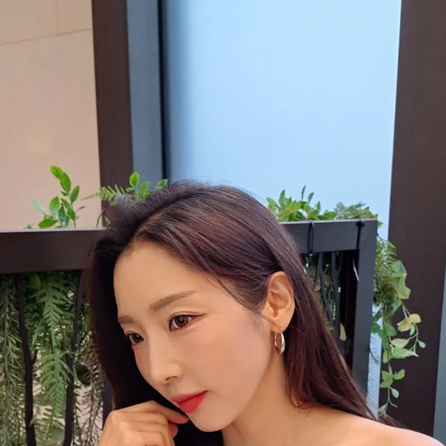 정인희 아나운서 on Instagram: "#광고 봄 햇살처럼 반짝이는 @tirrlirr_official"티르리르" 25SS 주얼리 선물 받았어요🛍🎀
이번 컬렉션은 새롭게 리뉴얼된 단독 상품으로, 기존 티르리르와는 또 다른 감성과 무드가 담겨 있어요. 부드럽고 로맨틱한 이미지로 잘 알려진 티르리르가 이번엔 색다르게, 더 감각적인 스타일로 돌아왔어요.
리본 디자인의 목걸이는  우아하면서도 세련된 무드를 선사해 주면서 깨끗하고 수수하게 포인트를 줄 수 있어요🤍

**티르리르(Tirrlirr)**는
섬세한 실버 주얼리를 중심으로
일상 속 특별한 순간을 담아내는
감성 주얼리 브랜드예요🌬🪻

이번 리뉴얼 컬렉션은 기존의 여성스러운 무드에 트렌디하고 세련된 터치를 더해, 무신사/29CM 단독 상품으로도 선보이고 있어요. 지금, 새로운 티르리르를 만나보세요! 
#tirrlirr @tirrlirr_official

#티르리르 #무신사 #29cm #신라보석"