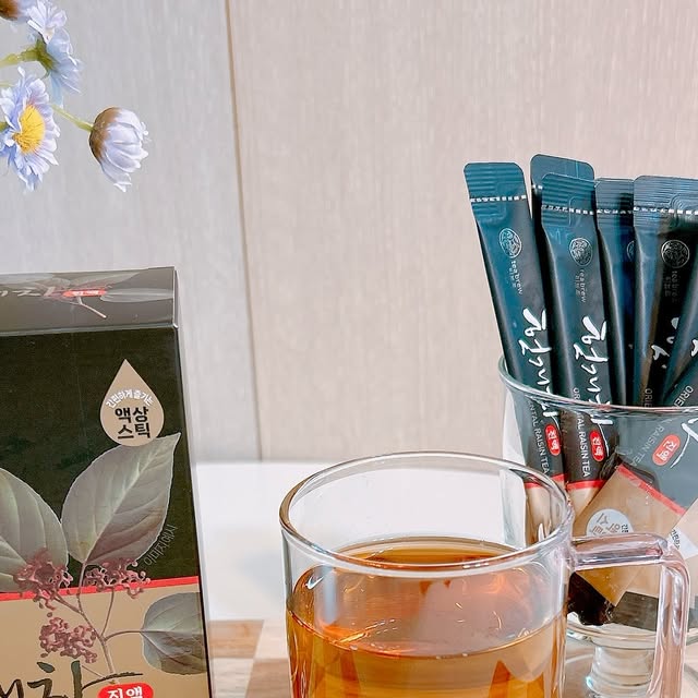 moi_hyun on Instagram: "#협찬 #맥널티 
물에 타마시는 고농축 진액스틱 !!
맥널티 헛개차 🤎

매번 차 끓이고 우려내고 식히고 번거로웠는데 
진액스틱 한포로 맛있는 헛개차 마실수 있어요 !! 

500ml 생수에 한포면 딱 !! 
술마신 다음날 마시면 숙취해소 되는 느낌이더라구요 

헛개차 99% 고농축 진액이 1포에 가득!
✔️향이 풍부하고 은은한 단맛이 있다는 헛개나무열매베이스 사용
✔️액상과당 대신 장내 유익균이 좋아하는 프락토올리고당 함유
✔️믿을 수 있는 안전한 식품, HACCP 인증 완료

깔끔한 액상 스틱 타입으로 위생적이고 휴대가 간편해서
출근길에 외출할때 여행갈때도 들고 가기 너무 좋아요 👍🏻

남편이 회식 다음날 항상 챙기고 있는데
간편하고 맛있고 숙취해소에도 최고라고해요 😍

📍https://bit.ly/Teabrew-OriginalRaisin
.
.
.
#맥널티 #티브루 #헛개차 #티브루헛개차 #헛개원액 #액상차 #헛개차스틱 #헛개차추천 @mcnulty_official"