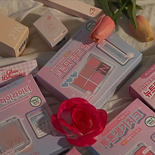 플린 on Instagram: "🫧 러브버블컬렉션 후기 🫧

✏️컬러플레이 듀얼 라이너

이번에 새로나온 신상! 듀얼 라이너 
지속력이 미쳐버려서 요물딱진 화장 완전 가능 ~ 눈가에 유분이 많아서 나 눈 화장 매번매번 해야한다 하시는 분들께 강추

듀얼로 되어 있어서 색상 조합도 좋고 
웜톤 쿨톤 메이크업도 편리하게 가능하답니다:)

💄러브버블컬렉션 글레이즈 바운싱 틴트
 
플럼핑 효과 제대로인데 러브버블컬렉션 이름답게 뽀용한 핑크핑크 느낌 진짜 제대루 여름 쿨톤 너무 잘 어울릴 것 같고 
플럼핑 효과와 색감 지속력까지 맘에 들었던 틴트!

🧴롱웨어링 파운데이션

이거 요물입니다! 19호부터 23호까지 있는 넓은 색상 선택량과 세미매트하게 마무리되는 뽀용한 마무리감까지
커버력 지속력 피부결표현까지 맘에 들었던 파운데이션

🎨 캔디팝 핑크 팔레트

버블캔디 제품
웜 쿨톤 상관 없이 사용 가능한 
뽀용하고 고급스러운 느낌 뿜뿜인 섀도우 팔레트 
색깔 보세요 눈화장 완벽하게 가능~💕

이번에 투에이엔에서 나온 신상
에스엠 신인공주들이 광고 하는 러브버블컬렉션 사용해봤는데 올 여름 공주 되고 싶다면 다들 써보기 😘😘"