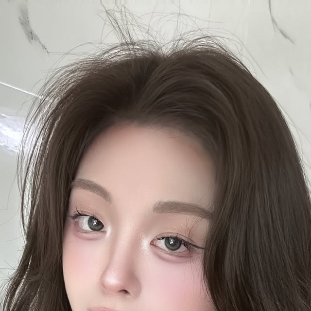 고은이예뻐! on Instagram: "#광고
애교살만을 위해 만든 팔레트로 메이크업 해보았습니다ㅎㅎ
이제 아이브로우로 애교살 안그려도 되니까 넘나 편안🫶🏻

애교살 메이크업으로 유명한 인플루언서 홍주(@smokinghotvirgin)님과 함께 공동개발한 상품이에요!

소프트한 컬러로 누구나 쉽게 선만 쭉 그은 인위적인 애교살이 아닌 자연스러운 애교살 연출 가능해요🤍

부드러운 발림성으로 레이어링할수록 뭉치거나 텁텁함 없이 예쁘게 메이크업 가능해요✨

#애교살팔레트 #통통한애교살 #애교살메이크업 #블랑디바 #홍주공동개발"