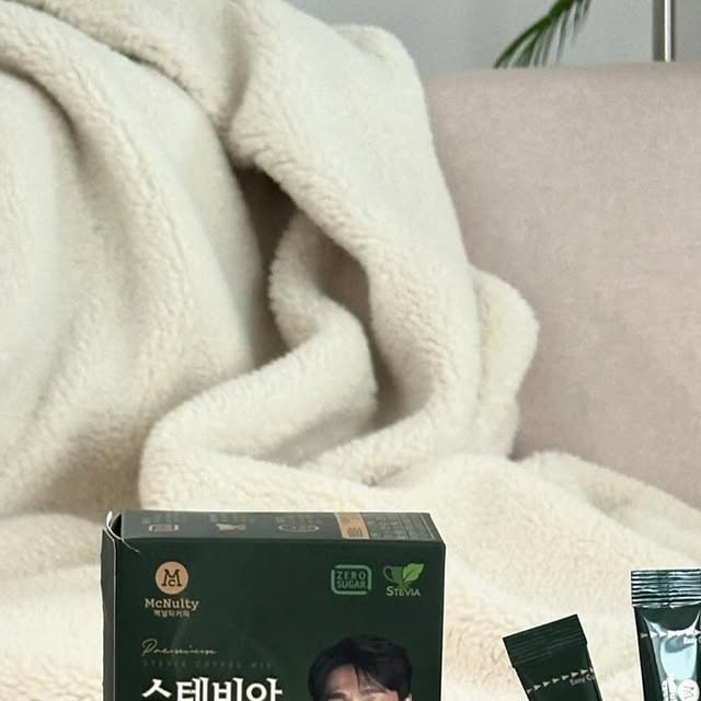 제나홈 | 작은집인테리어 | 1인가구 on Instagram: "#광고 이러케 깔끔한 맛의 믹스커피가 있다니😮

좋은 기회로 맥널티 제품들을 다양하게 맛보고 있는데, 이번엔 배우 지진희님이 광고하는 스테비아 믹스커피를 경험해봤어요☕️

믹스커피는 먹고 나서 특유의 텁텁함이 있어 평소에 자주 먹지는 않았는데, 요 제품은 진하고 부드러운 우유 풍미도 느껴지면서 끈적임 없는 깔끔한 단맛이라 자주 먹게 되더라구요. 칼로리도 낮고 설탕 대신 스테비아를 사용해 당류도 제로라 부담없이 즐길 수 있는 것도 장점:) 달콤쌉싸름한 다크초콜릿과 함께 먹으니 조합이 넘 좋네요🤎

당이 걱정되지만 달달한 믹스커피 포기 못하시는 분들에게 추천해요😊

@mcnulty_official"