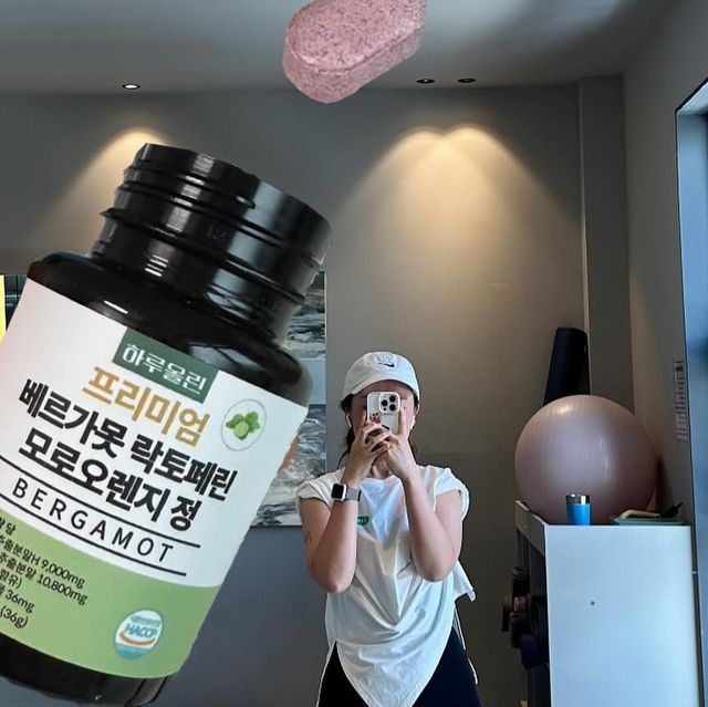 술만나는부엌 on Instagram: "#협찬 

여름맞이 이런 제품 환영이자나!!!!😇
이제는 운동열심히 한다고 살이 슉슉 빠질 나이가 아니쥬
30대 중반 되가니까 어렵다 어려워
빵이랑 군것질은 또 왜케 땡기니 내 뱃살 흑흑

근데 요고 바로 마미에게 뺏겨부러떠,,,,,,ㅋ
여자들은 젊어도 나이먹어도 관심은 다요트^_^!
다요트에 좀만 관심있어도 아는 단어들 수두룩
모로오렌지 요새 넘 관심있는거였구,,
락토페린도 마찬가지구,,,

베르가못은 사실 생소했는데 열매이고 
지중해식단으로 엄청 유명한 핵심적인 아이임!!!!!
폴리페놀을 풍부하게 함유하고 있다궁

모로오렌지는 블러드오렌지의 일종으로 요새 핫핫
안토니아신,비타민c등 함유!

하루에1정인데 알약 크기도 넘나 맘에들어부로!
유독 요새 살이 찐거 같을때 딱이야 냠냠
인기템이라 예약판매라니 핫핫템🩷

#베르가못#모로오렌지#다이어트#체지방관리
#식단관리#건강관리#식단관리#체중관리#지중해식단#베르가못폴리페놀#베르가못추출물#좋반#댓반#소통#일상#맞팔#먹팔#먹방#새벽#운동#헬스#등산#요가#러닝#런닝#여름#likexlike#instalike#liketime#followforfollowback"