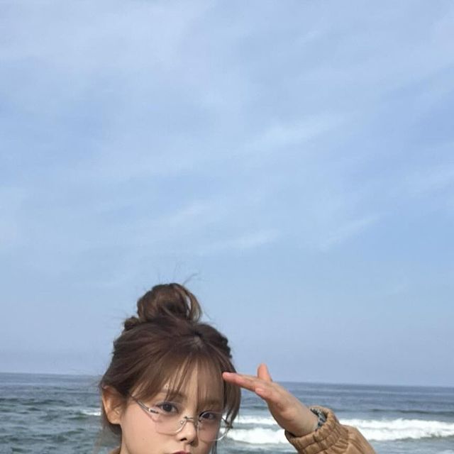 다연 on Instagram: "#협찬 @vivabrown_official 날씨가 금방 더워져서 스웨이드 지금부터 입어줘야하는데 저는 눈치게임보다가 시작했습니다 !! 투웨이라 다양하게 연출도 가능해서 캐주얼은 물론이