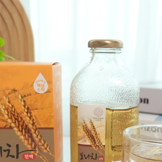 영혼비 on Instagram: "#협찬
물 대신 마시는 시원한 보리차 한 잔
이제 보리차 힘들게 직접 끓일 필요 없이 
맥널티 티브루 보리차로 간편하게 마셔요.

어릴 땐 엄마가 늘 보리차 끓여서 
유리병에 담아 냉장고에 넣어두어서 항상 마셨는데
내가 커보니 보리차 직접 끓여서 늘 만들어두는게 
어찌나 번거롭던지

귀찮아서 그동안 그냥 정수물만 마셨었는데
물 500ml에 맥널티 티브루 보리차원액
스틱 하나 따서 넣으면 
3초만에 진하고 구수한 보리차가 완성이 되네요. 

신규 런칭 기념으로 증정하는 
레트로 물병에 담아 냉장고에 시원하게 넣어두니
어릴 때 마시던 추억의 보리차 그 느낌

국산 보리 베이스를 사용해서 
구수한 보리차 맛이 깊게 느껴지고,
액상 과당 대신 장 건강에 좋은 프락토올리고당을 써서
아이부터 어른까지 누구나 안심하고 먹을 수 있답니다. 

맥널티 보리차 스틱 가방에 챙겨다니면서
밖에서도 생수병에 넣어 보리차 만들어먹어요. 

맹물은 맛없어서 늘 커피를 많이 마시는 편인데
앞으로는 커피대신 보리차로 물 많이 마시려구요. 

맥널티 티브루 보리차 진액으로 
이제 구수한 보리차 간편하게 즐기세요. 

✅제품 구매링크 
https://bit.ly/Teabrew-barley
보리차 말고 옥수수수염차 헛개차도 있어요. 

@mcnulty_official 
#맥널티 #티브루 #보리차 #티브루보리차 #보리차원액"